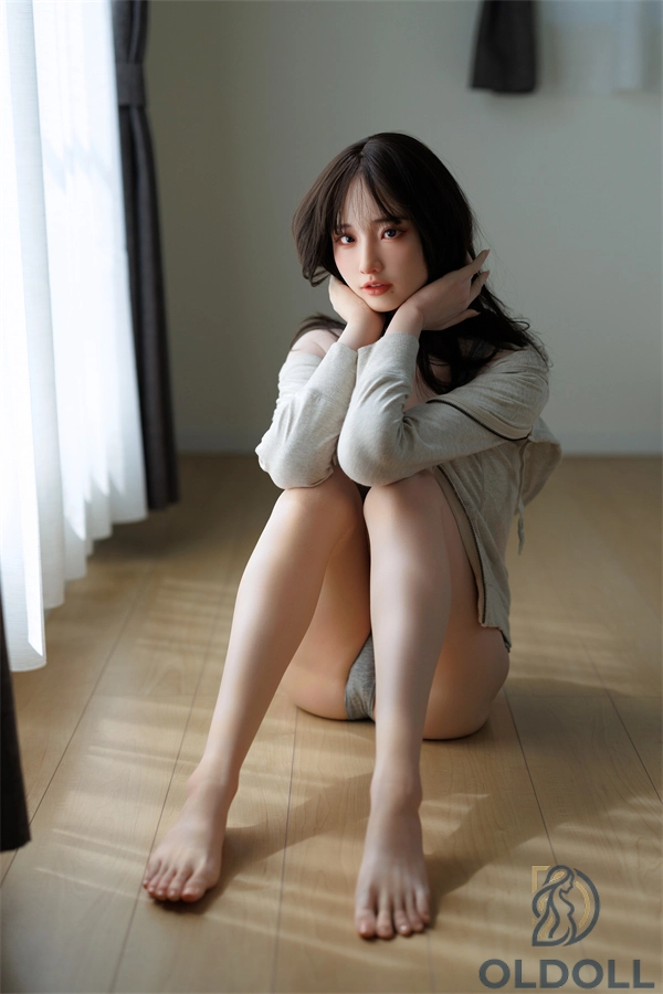 Japanische Syoko mit lässigem asiatischem Look real doll