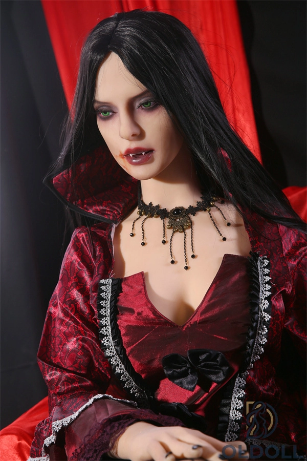 Edle Vampir-Gräfin im Rollenspiel-Outfit real doll