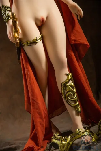Elf Sexpuppe mit blondem Pferdeschwanz