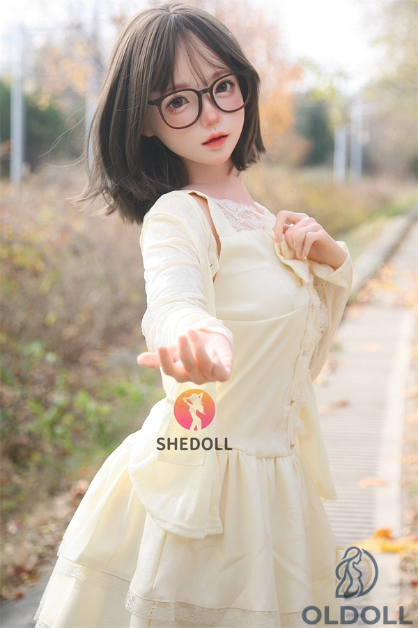 SHEDOLL 152cm A-Körbchen Kurze Haare Schwarze Brille Schlanke Luoyi Silikonkopf TPE Sexpuppe