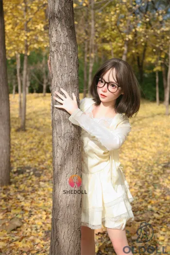 Schlanke Luoyi mit kurzen Haaren und schwarzer Brille real doll