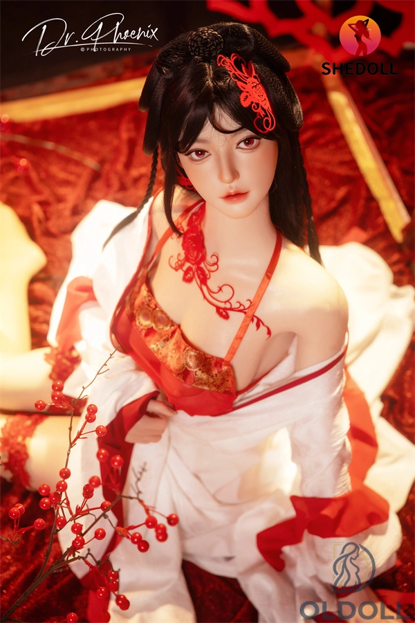 Reife Sexpuppe im roten China-Brautkleid