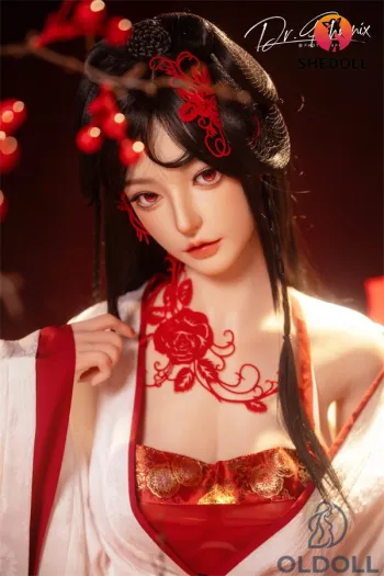 Realdoll Huayin in traditioneller Robe