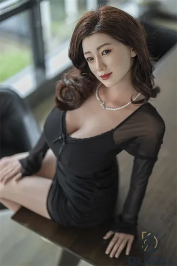 Asiatische Sexpuppe im schwarzen Tüllkleid