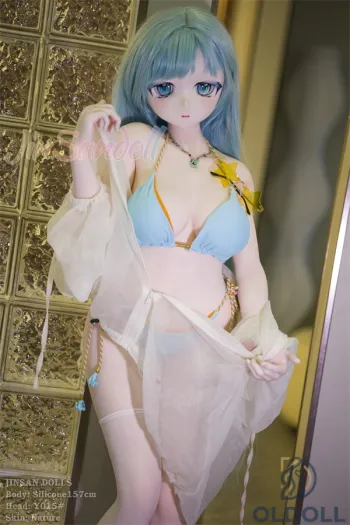 Realistische realdoll mit blauen Haaren und schlanker Silhouette