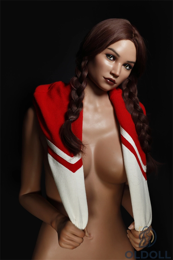 Selbstbewusste Schönheit mit Zöpfen als realistic sexy doll